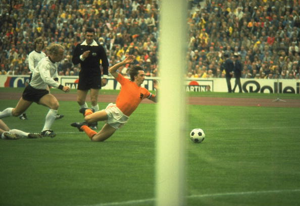 Johan Cruijff sofre grande penalidade na final Mundial 74