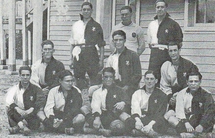 O onze campeão do Sporting (1923) com Francisco Stromp com a bola (ao centro em baixo)