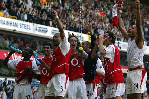 Tottenham x Arsenal: antes do selo de Invincibles, o ttulo na casa do maior rival
